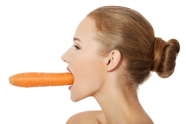 Mulher comendo cenoura fresca crua . — Fotografia de Stock