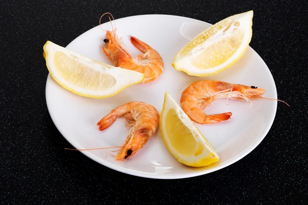 Fresh shrimps with lemon. — Stock Photo, Image