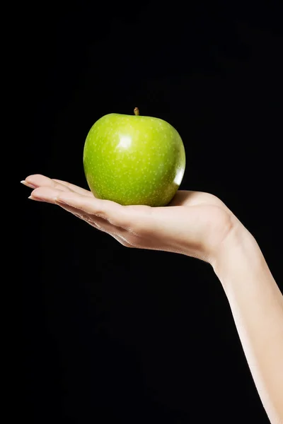 Frau hält einen Apfel in der Hand. — Stockfoto