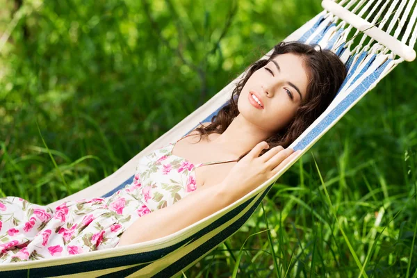 Frau liegt und entspannt in einer Hängematte — Stockfoto
