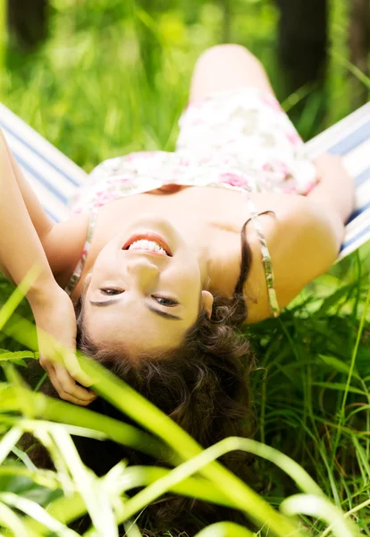 Woman lying and relaxing in a hammock — Stock Photo, Image