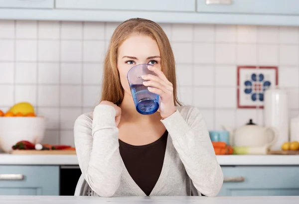 Frau trinkt Wasser — Stockfoto