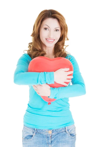 Holding a ballonnal szív nő. — Stock Fotó