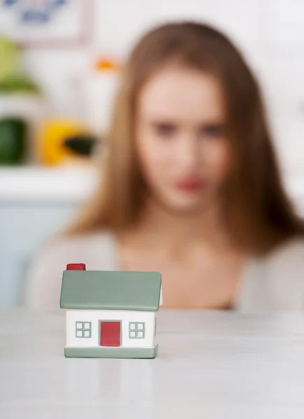 Mujer y modelo de casa pequeña . — Foto de Stock