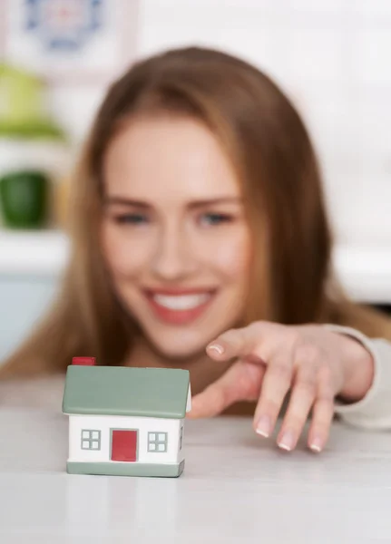 Frau und kleines Hausmodell. — Stockfoto