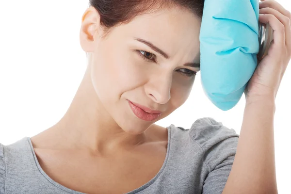 Hermosa mujer con bolsa de hielo, con dolor de cabeza . — Foto de Stock