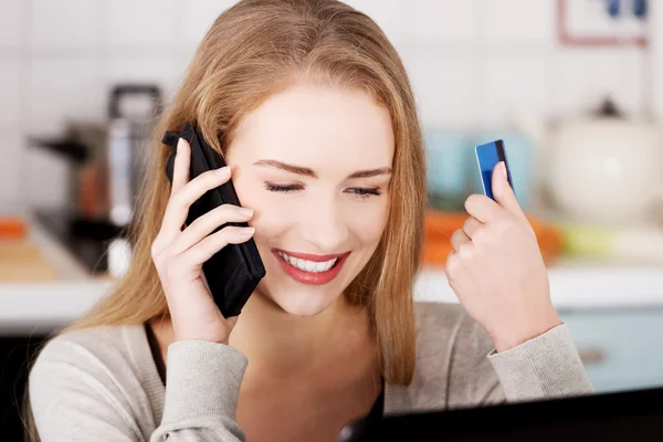 Vrouw praten via telefoon — Stockfoto
