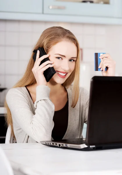 Mujer hablando por teléfono — Foto de Stock