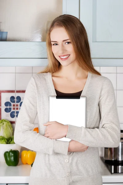 Schöne kaukasische Frau mit Tablette. — Stockfoto