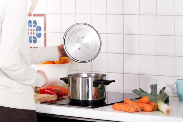 Mooie Kaukasische vrouw is koken. — Stockfoto