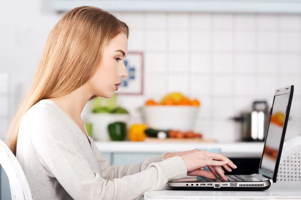 Vrouw werkt op laptop. — Stockfoto