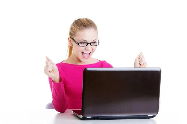 Joven mujer feliz sentado en frente de la computadora portátil . — Foto de Stock