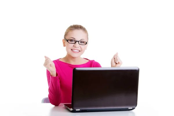 Jovem mulher feliz sentada na frente do laptop . — Fotografia de Stock