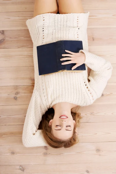 Relaxed young student woman lying on the floor — Stock Photo, Image