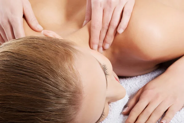 Vrouw op de massagetafel — Stockfoto