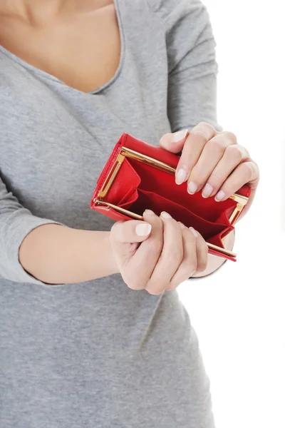 Hermosa mujer casual mostrando su cartera vacía . — Foto de Stock