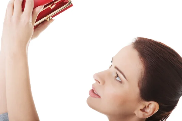 Beautiful casual woman showing her empty wallet. — Stock Photo, Image