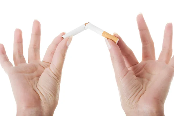 Gebroken sigaret in handen van de vrouw. — Stockfoto
