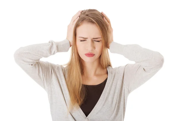 Vrouw schreeuwt en haar oren dekt. — Stockfoto