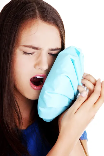 Junge lässige Frau mit Zahnschmerzen. — Stockfoto
