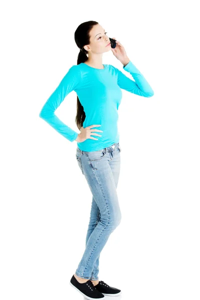 Joven hermosa mujer hablando por teléfono . — Foto de Stock