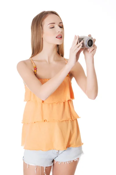 Молодая летняя женщина фотографирует . — стоковое фото