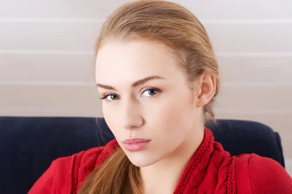 Woman sitting ona couch — Stock Photo, Image