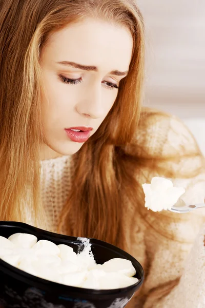 Woman is eating big bowl of ice creams — Stock Photo, Image