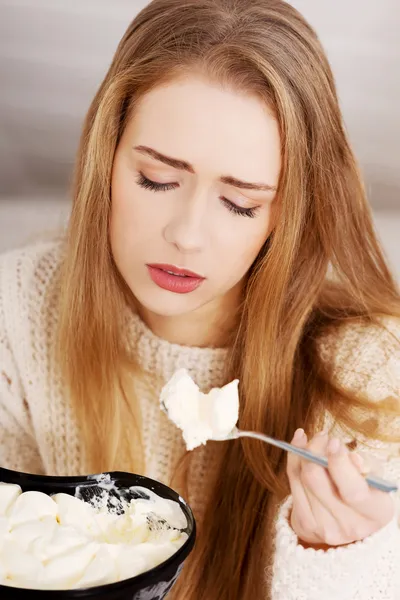 Woman is eating big bowl of ice creams — Stock Photo, Image