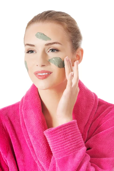 Woman is having facial mask — Stock Photo, Image