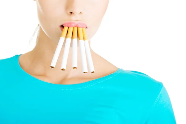 口の中でタバコを持つ若い美しい女性. — ストック写真