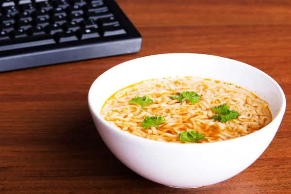 Mangkuk dengan sup dan pasta . — Stok Foto