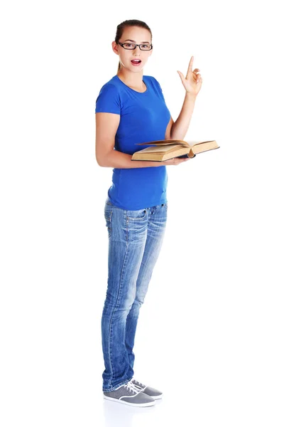 Femme étudiante avec livre et pointant vers le haut . — Photo