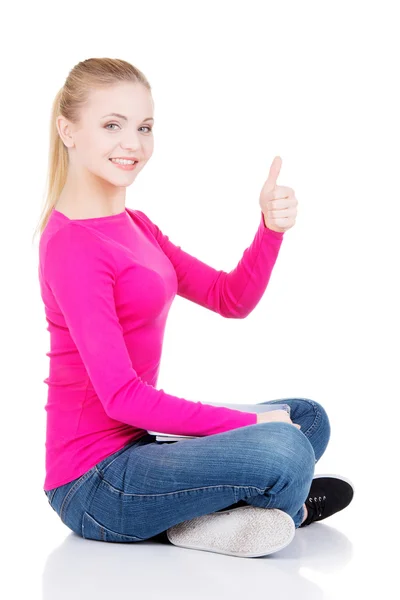 Young casual woman student showin OK gesture. — Stock Photo, Image