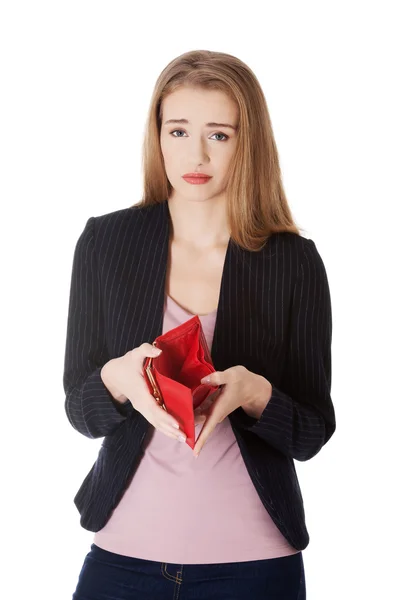 Obchodní žena ukazuje její prázdnou peněženku. — Stock fotografie