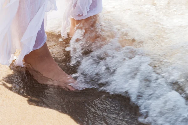 Los pies en la playa y el agua . —  Fotos de Stock