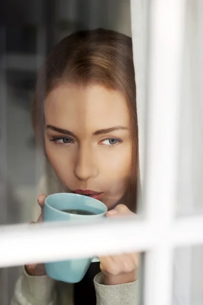 Mulher bebendo café quente ou chá . — Fotografia de Stock