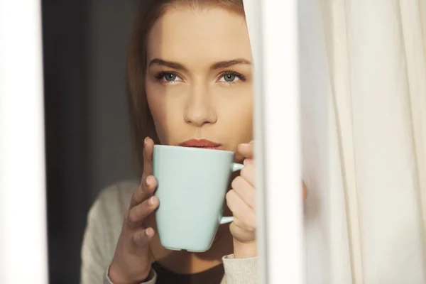 Donna che beve caffè caldo o tè . — Foto Stock