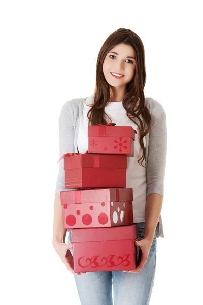 Mujer joven casual sosteniendo stock de regalos . — Foto de Stock