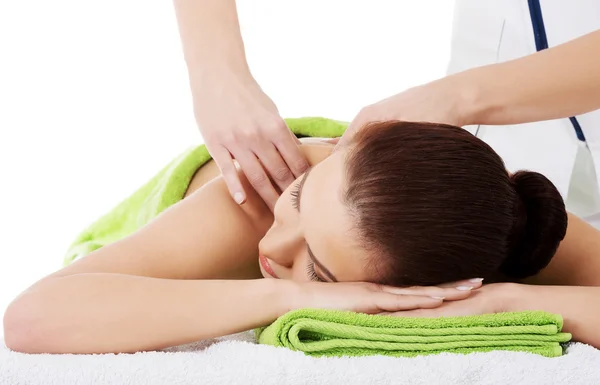 Mulher relaxante sendo massageado no salão de spa — Fotografia de Stock