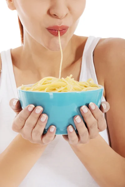 Donna che mangia pasta da una ciotola . — Foto Stock