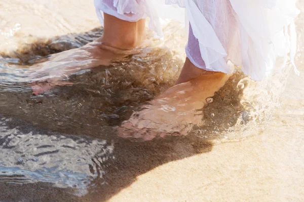 Mujer pierna caminando en la playa —  Fotos de Stock