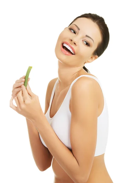 Donna con aloe vera — Foto Stock