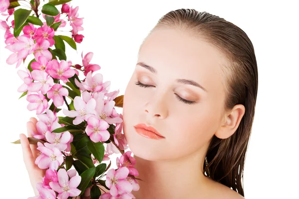 Mulher com pele limpa saudável e flores rosa — Fotografia de Stock