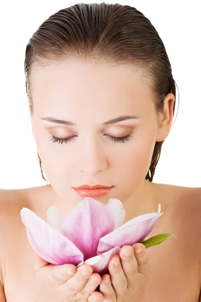 Mujer con piel sana y limpia y flores rosadas —  Fotos de Stock