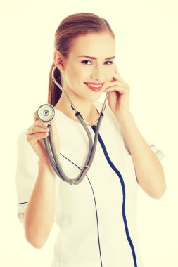Hemşire veya doktor stetoskop ile dinleme