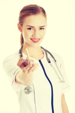 Hemşire veya doktor çiğ sarımsak düzenliyor.