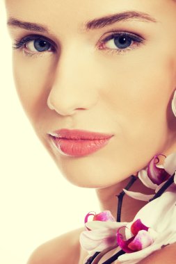 Orkide çiçekli kadın.