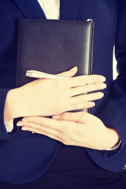 defter ve kalem kadının ellerinde uo kapatın.