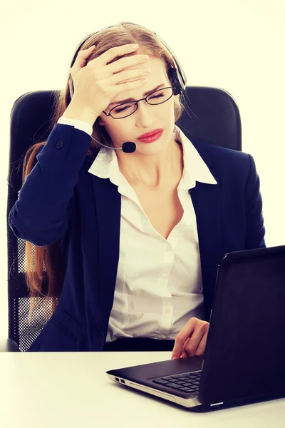 Affärskvinna med huvudvärk. — Stockfoto